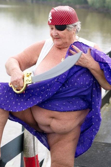 Buxom Granny Nude Photos