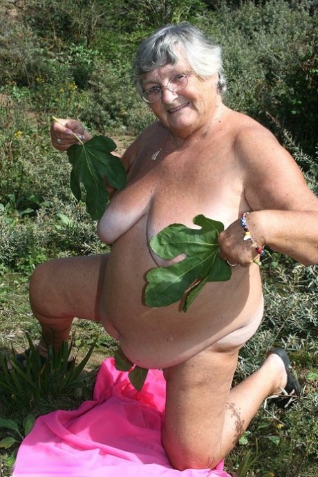 granny buts nude photo