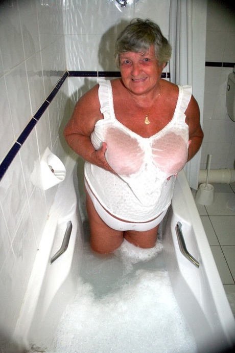 old granny nylon nude pictures