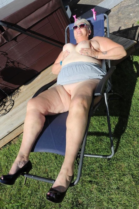 Fat Granny Spreading Pussy Naked Pics