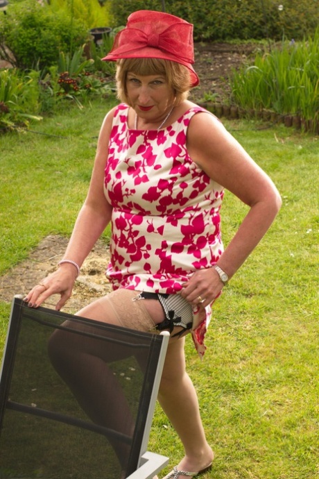 outdoor granny porno gallery