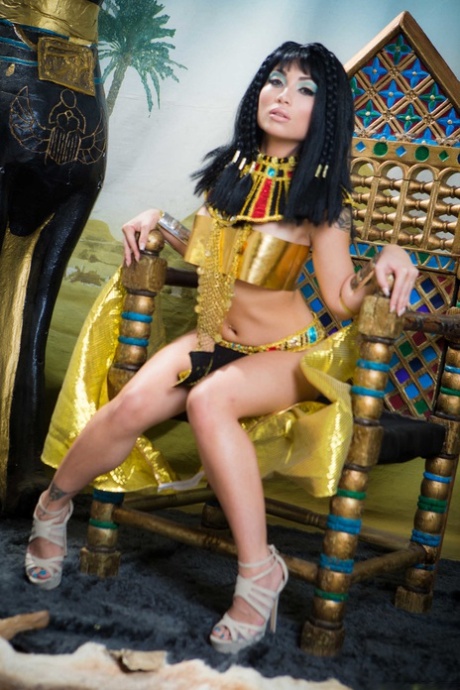 Cleopatra naked photo